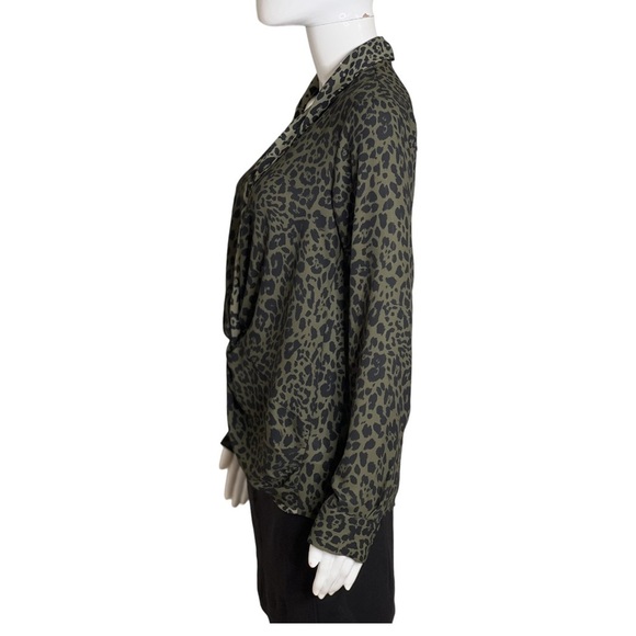 Express Women Size XS Blouse Green Black Animal Print Twist Front Long Sleeve - Picture 12 of 14